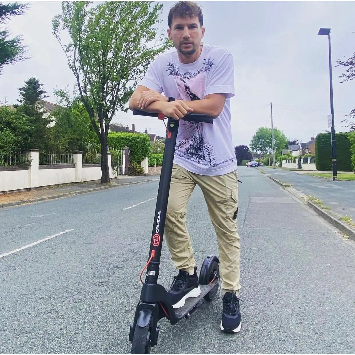 The Official Cruzaa Commuta E-Scooter 45km Range - 25kmh Top Speed - ships from UK Spirit Journeys Gifts