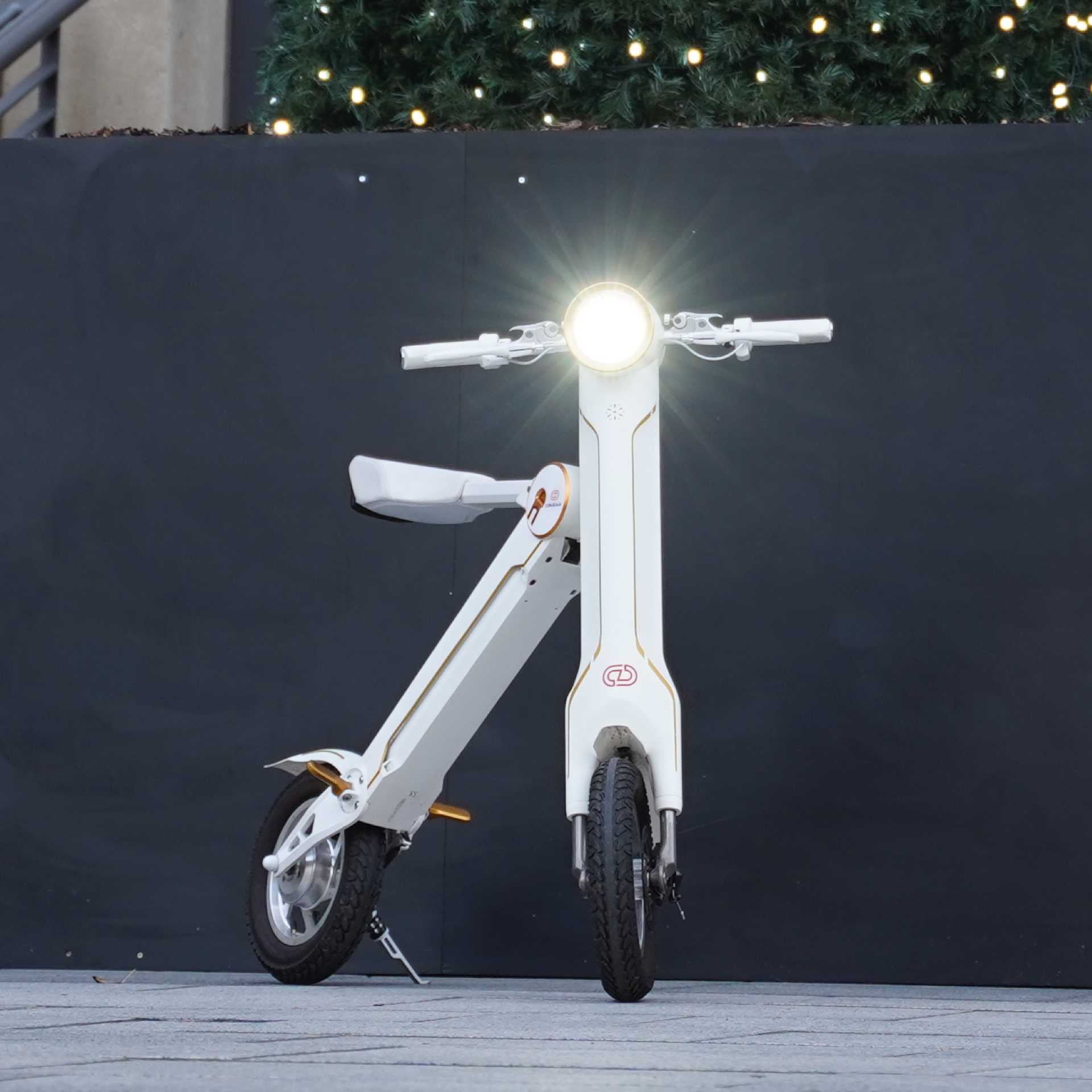 The Cruzaa Electric Scooter - 35km Range & 25kmh Top Speed Cruzaa Built in Bluetooth & Speakers + USB - Racing White Spirit Journeys